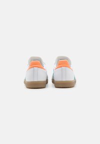 adidas Performance SAMBA INTER MIAMI - Scarpe da calcio per terreni sintetici - footwear white/easy mint
