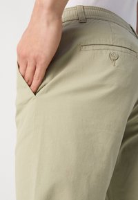 Lindbergh CROPPED PANTS - Trousers - olive
