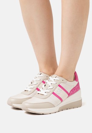 Zapatillas deportivas beige y rosa con diseño texturizado, cuello acolchado y cordones blancos; cuentan con tacón cuña y detalle de logo en el lateral.