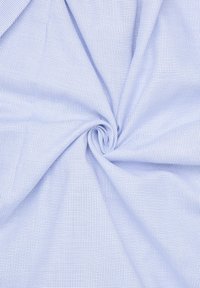 Helle blaue Textil mit strukturierter Oberfläche und kariertem Muster, das kleine Quadrate zeigt. Das Material ist weich und fällt mühelos.