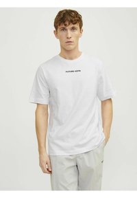 Jack & Jones JCOSTAGGER TEE SS CREW NECK - T-shirt con stampa - white