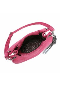Bolso de mano de ante rosa con un interior texturizado que presenta un patrón de lunares, cierre de cremallera y correa ajustable con herrajes metálicos.