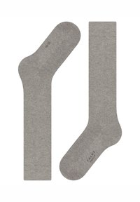 Pilkos medvilninės kojinės su lygiu paviršiumi, sustiprintu kulnu ir pirštų dalimi. Viena kojinė yra apvalaus formos, kita – vertikalios stilistikos.