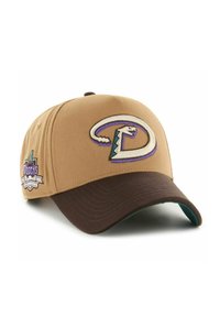 Gorra de béisbol marrón con visera marrón oscuro. Presenta un logo bordado con un diseño tipo serpiente y un parche en el lateral, todo en colores vibrantes.