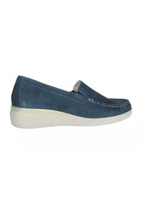 Scarpe slip-on in suede blu con cuciture bianche e una suola leggera e testurizzata. Punta arrotondata e design minimale, con accenti perforati.