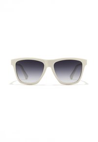 Baltas saulesbrilles ar pusmatētu apdari, taisnstūra formu un pakāpeniskas tumšuma lēcas, kuplām briļļu kājiņām un bez redzama zīmola.