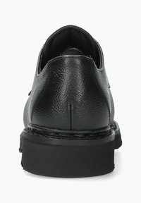 Chaussure en cuir noir avec une finition texturée, talon droit et bout rond. La semelle en caoutchouc présente des détails de couture tout autour.