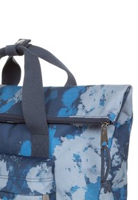 Bolsa de tela azul y gris con diseño estampado, cierre con cremallera, asas dobles y bolsillo lateral. Presenta un diseño texturizado con toques de color.