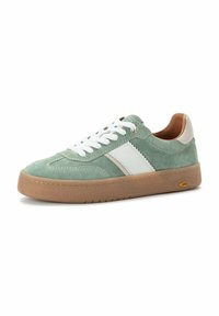 Hellgrüne Wildledersneaker mit weißen Akzenten und Schnürsenkeln, tanfarbener Gummisohle, abgerundetem Zehenbereich und kontrastierenden Nähten.