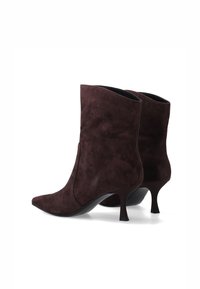 Burgundowe zamszowe botki za kostkę z ostrym noskiem i cienkim obcasem w stylu stiletto. Posiadają teksturowaną powierzchnię i projekt ponad kostkę.