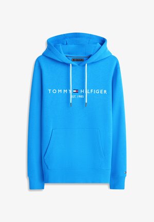 Blauer Hoodie mit weißem "TOMMY HILFIGER"-Logo und dem Text "EST. 1985". Ausgestattet mit Kordelzug, Fronttasche und Bündchen an den Ärmeln. Glatte Textur.