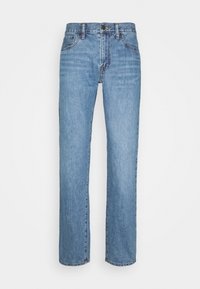 Vaqueros de pierna recta azul claro hechos de mezclilla, con el diseño tradicional de cinco bolsillos, trabillas para cinturón y un detalle de costura en contraste.