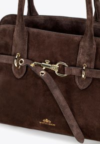 Borsa in suede marrone con dettagli in metallo dorato, caratterizzata da un design strutturato, doppi manici e una tracolla rimovibile e regolabile. Logo visibile.