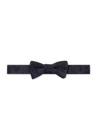 Papillon di seta blu navy con un motivo testurizzato. Presenta un nodo centrale e una tracolla regolabile per adattarsi a diverse misure.