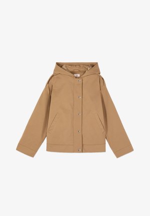 Jachetă cu glugă, maro deschis, cu mâneci lungi, nasturi cu capse în față și două buzunare frontale înclinate, prezentată aplatizată pe un fundal alb.