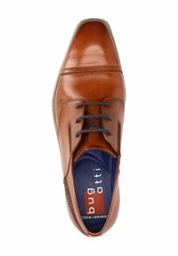 Braune Lederschuhe mit glänzender Oberfläche, runder Zehenpartie, blauen Schnürsenkeln und einer gepolsterten Innensohle mit "bugatti"-Branding auf der Sohle.