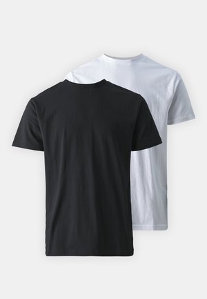Zwei Baumwoll-T-Shirts, Rücken an Rücken gezeigt: eines schwarz und eines weiß. Beide haben kurze Ärmel und Rundhalsausschnitte und verfügen über eine glatte Textur.