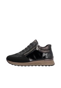 Sneaker noir avec des textures brillantes et mates, présentant une fermeture éclair sur le côté, un bout arrondi et une semelle crantée couleur beige. Les accents comprennent des détails métalliques.