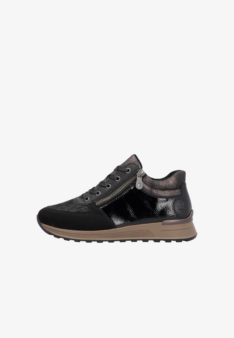 Schwarze Sneakers mit glänzenden und matten Texturen, ausgestattet mit einem seitlichen Reißverschluss, abgerundeter Zehenpartie und einer tanfarbenen, profilierten Sohle. Akzente sind metallische Details.