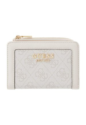 Portefeuille blanc compact Guess avec motif embossé, logo doré indiquant "GUESS EST 1981" et fermeture éclair en haut.