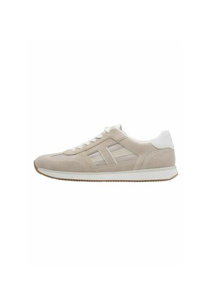 Sneakers gemaakt van lichtbeige suède met witte accenten, voorzien van een afgeronde neus, vetersluiting aan de voorkant en een gestructureerde rubberen zool.