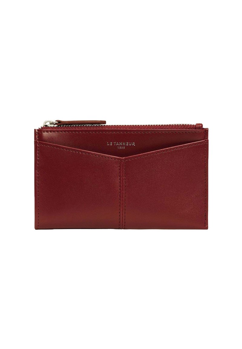 Portafoglio in pelle rossa dal design elegante, con chiusura a zip, due tasche frontali e logo del brand impresso. Texture liscia e dettagli minimali.