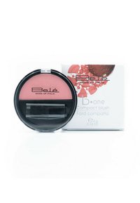 Blush compatto di Belé in un astuccio rotondo e trasparente, con una polvere rosa chiaro, un piccolo applicatore e una scatola bianca con dettagli del marchio.