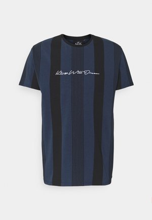 Navyblauwe en zwarte verticaal gestreepte T-shirt met korte mouwen en witte tekst "Kings Will Dream" gecentreerd op de borst.