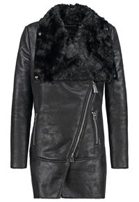 Abrigo de imitación cuero negro con un cuello de piel sintética, cremallera frontal asimétrica y dos bolsillos laterales con cremallera. Textura suave, mangas largas.