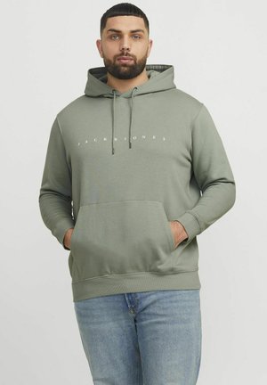 Oliven grøn hoodie lavet af blødt stof, med en kængurulomme, justerbare snore og hvidt logo-tekst centreret på brystet.