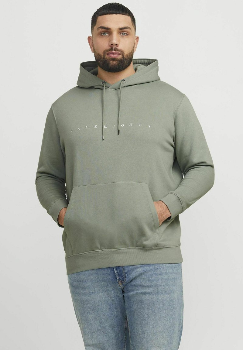 Oliven grøn hoodie lavet af blødt stof, med en kængurulomme, justerbare snore og hvidt logo-tekst centreret på brystet.