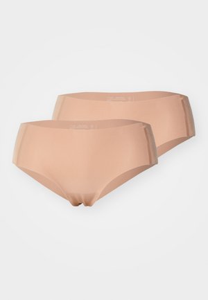 Due coppie di mutande senza cuciture, a vita media, di colore beige chiaro. Texture liscia senza cuciture o motivi visibili, progettate per il comfort.