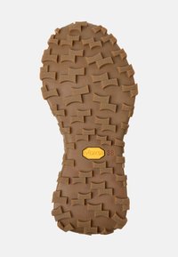 Soletta in gomma marrone Vibram con una superficie testurizzata e a motivi. Presenta scanalature profonde e un logo in rilievo vicino al tallone. Taglia 38.