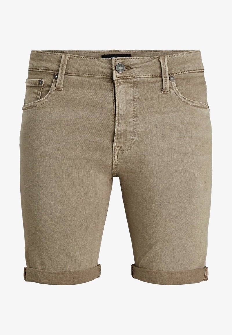 Shorts en denim beige avec revers roulés, fermeture à boutons sur le devant, passants pour ceinture et poches avant, présentés sur un fond blanc.