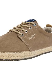 Scarpa in suede marrone con dettagli in corda beige lungo la suola, occhielli in metallo e cuciture texturizzate. Presenta un logo sul lato e sulla linguetta.