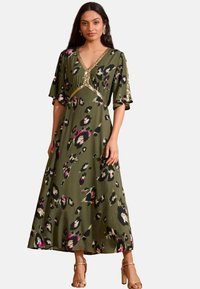 REGULAR FIT - SEQUIN SLEEVE   - Kasdienė suknelė - khaki green animal
