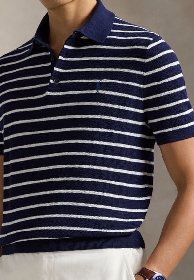 Tengerészkék csíkos galléros póló lélegző anyagból. Gallérral, rövid ujjú, és logóval az elején. Vízszintes csíkok.