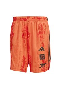 Lys orange atletikshorts med et bølget mønster, der har sorte accenter, en elastisk talje og logoer på siderne. Letvægtsstof.