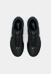 Μαύρα αθλητικά παπούτσια από συνθετικό υλικό, με μπλε λεπτομέρειες, υφή επιφάνειας και κορδόνια στη σχεδίαση. Λογότυπο Nike στις πλευρές.