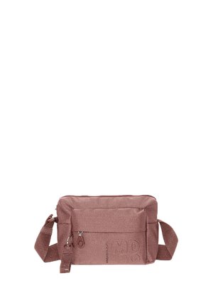 Piccola borsa a tracolla color malva con texture, tasca frontale con zip, tracolla regolabile e logo goffrato discreto nell'angolo inferiore destro.