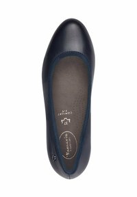 Ballerina in pelle blu navy con punta arrotondata, bordo elasticizzato e soletta forata. Texture liscia con un design minimalista.