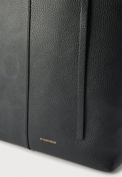 Μαύρη τσάντα tote από δέρμα με υφή, με στενές κάθετες ραφές και μικρό χρυσό λογότυπο "BY MALENE BIRGER" κοντά στην κάτω άκρη.