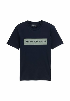 Lyhytniminen navy T-paita, joka on valmistettu puuvillasta. Siinä on vaaleanharmaa suorakulmainen graafinen kuvio, jonka keskellä on teksti "DENIM TOM TAILOR".