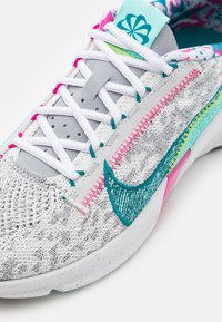 Nike Performance W NIKE SUPERREP GO 3 FLYKNIT - Sapatilha de treino - photon dust/bright spruce/wolf grey/dynamic turq/pinksicle/yellow strike