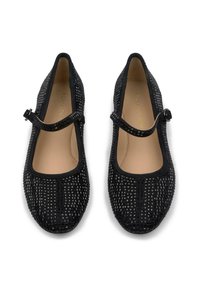Zapatos negros estilo Mary Jane con un patrón de malla texturizado, presentando una puntera redonda y una única correa ajustable. Forro interior suave.