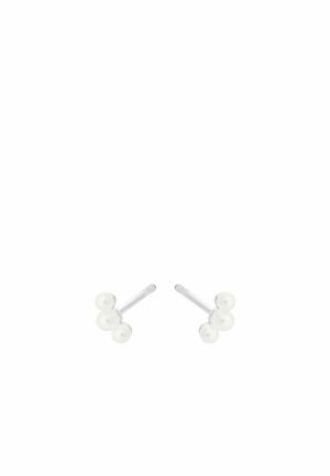 Sidabriniai smeigtukai su trimis mažais baltais perlais, sudėliotais mažėjančios trikampio formos grupelėmis ant kiekvienos smeigtuko dalies.