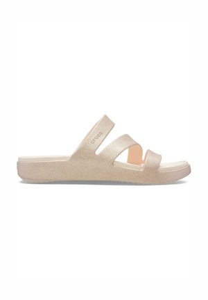 Jasnobeżowy błyszczący sandał na płaskiej podeszwie z otwartymi palcami i trzema szerokimi paskami, zaprojektowany do codziennego noszenia.