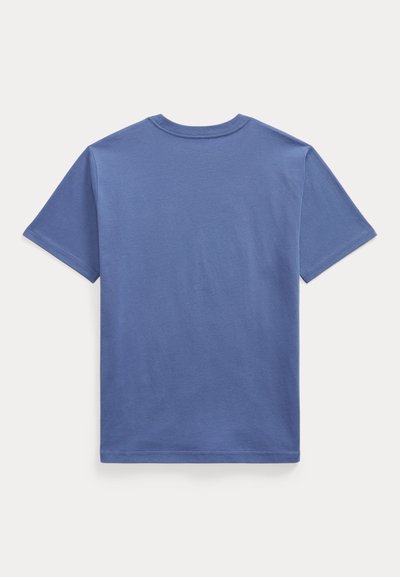 Απλό μπλε βαμβακερό t-shirt με κοντά μανίκια, εμφανίζεται από πίσω σε ανοιχτό γκρι φόντο.
