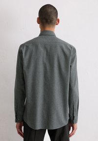 Groene geblokte overhemd met lange mouwen, een gladde textuur, een puntige kraag en knoopmanchetten. Gestyled met een afgeronde zoom en een reguliere pasvorm.
