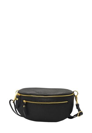 Sac en cuir noir avec texture granuleuse. Il dispose de deux zips dorés à l'avant et d'une bandoulière amovible. Forme arrondie, design compact.